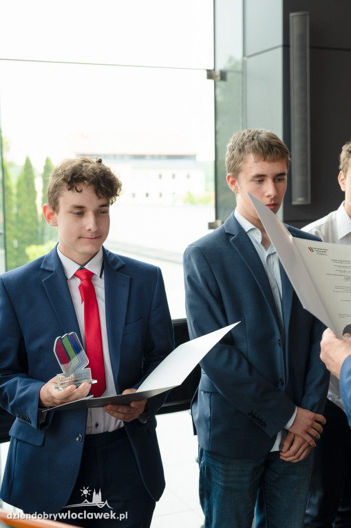 Kurator oświaty nagrodził laureatów konkursów przedmiotowych