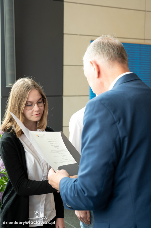 Kurator oświaty nagrodził laureatów konkursów przedmiotowych