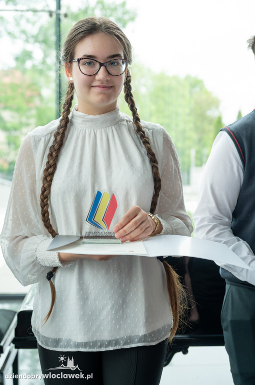 Kurator oświaty nagrodził laureatów konkursów przedmiotowych