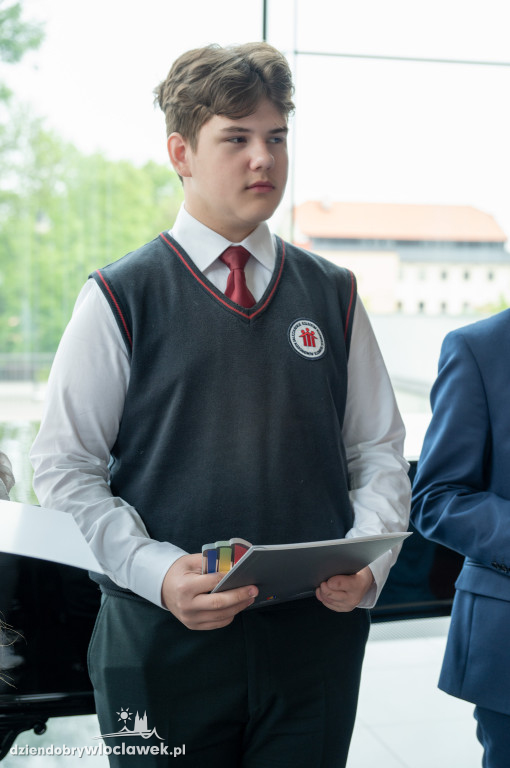 Kurator oświaty nagrodził laureatów konkursów przedmiotowych