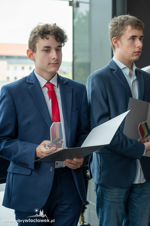 Kurator oświaty nagrodził laureatów konkursów przedmiotowych
