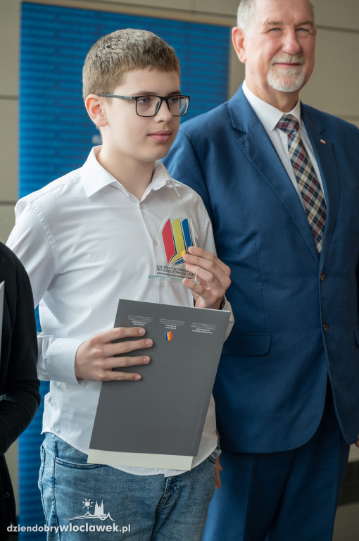 Kurator oświaty nagrodził laureatów konkursów przedmiotowych