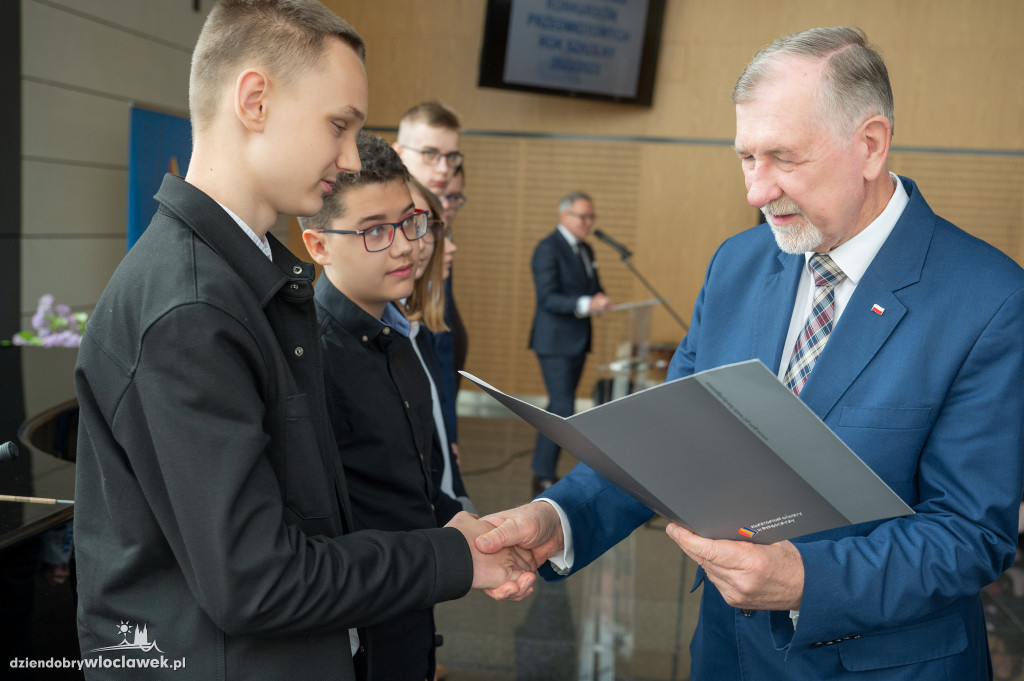Kurator oświaty nagrodził laureatów konkursów przedmiotowych