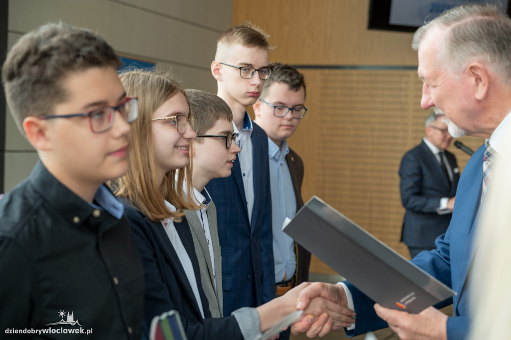Kurator oświaty nagrodził laureatów konkursów przedmiotowych