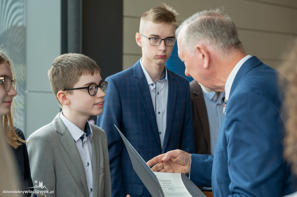Kurator oświaty nagrodził laureatów konkursów przedmiotowych