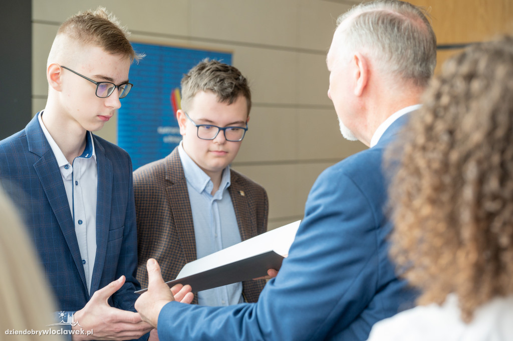 Kurator oświaty nagrodził laureatów konkursów przedmiotowych