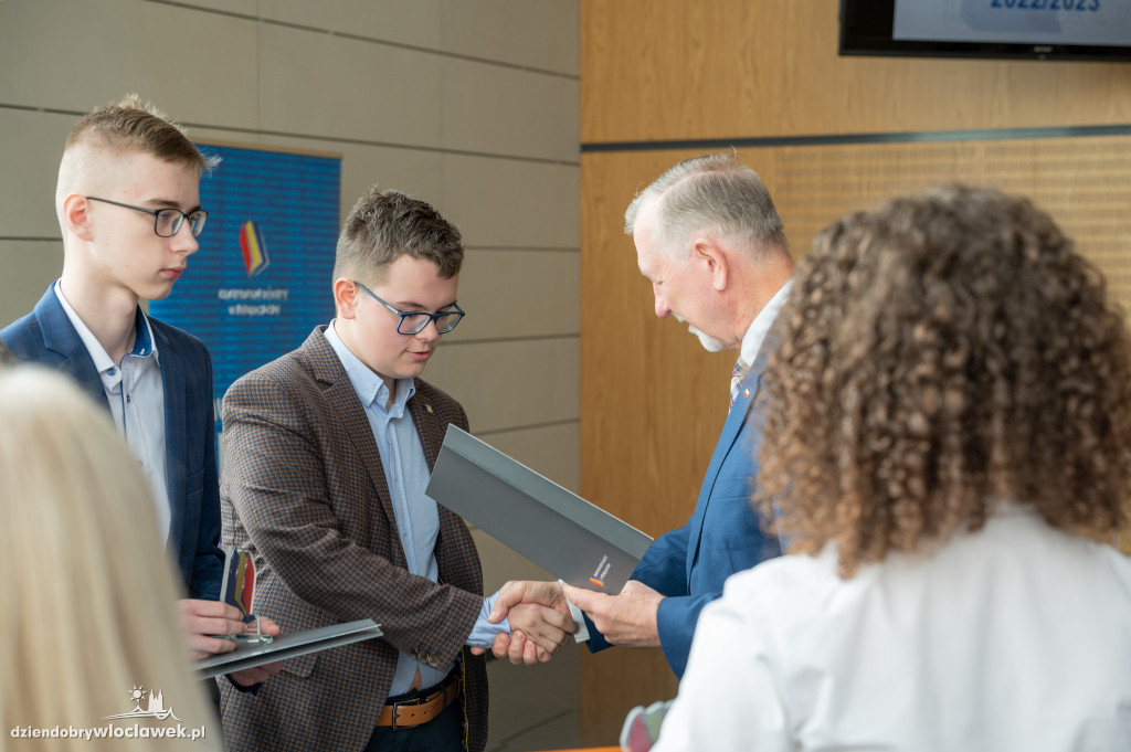 Kurator oświaty nagrodził laureatów konkursów przedmiotowych