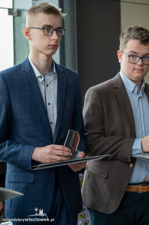 Kurator oświaty nagrodził laureatów konkursów przedmiotowych