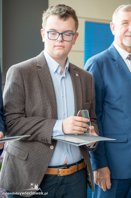 Kurator oświaty nagrodził laureatów konkursów przedmiotowych