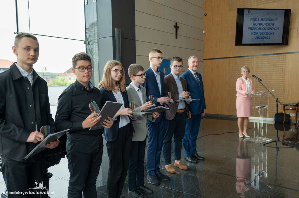 Kurator oświaty nagrodził laureatów konkursów przedmiotowych