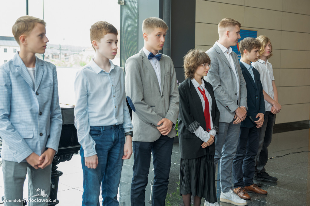 Kurator oświaty nagrodził laureatów konkursów przedmiotowych