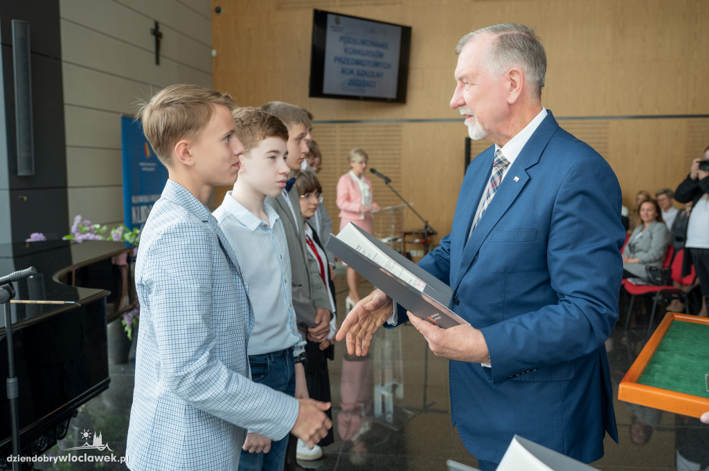 Kurator oświaty nagrodził laureatów konkursów przedmiotowych