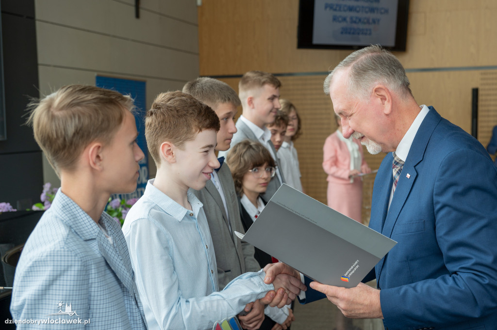 Kurator oświaty nagrodził laureatów konkursów przedmiotowych