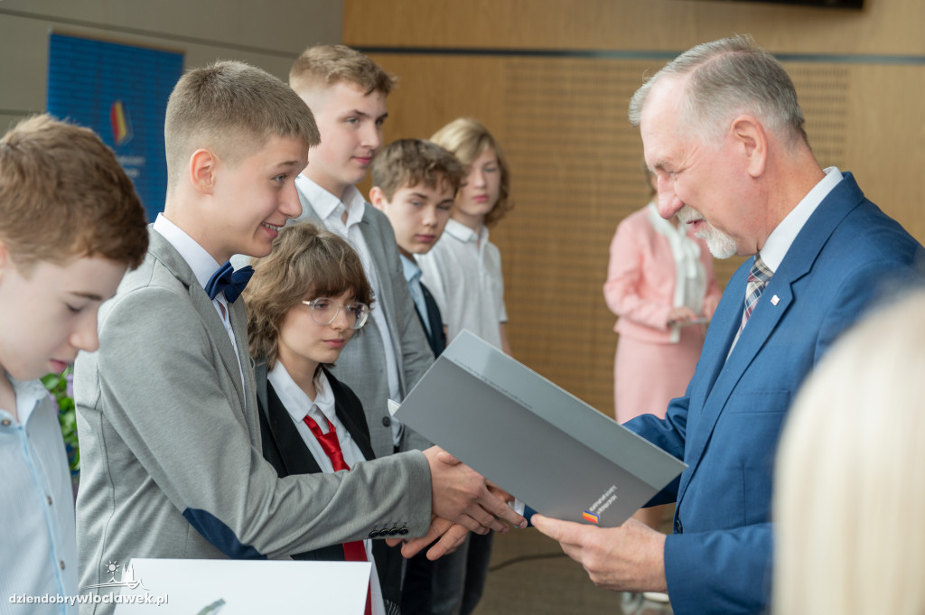 Kurator oświaty nagrodził laureatów konkursów przedmiotowych
