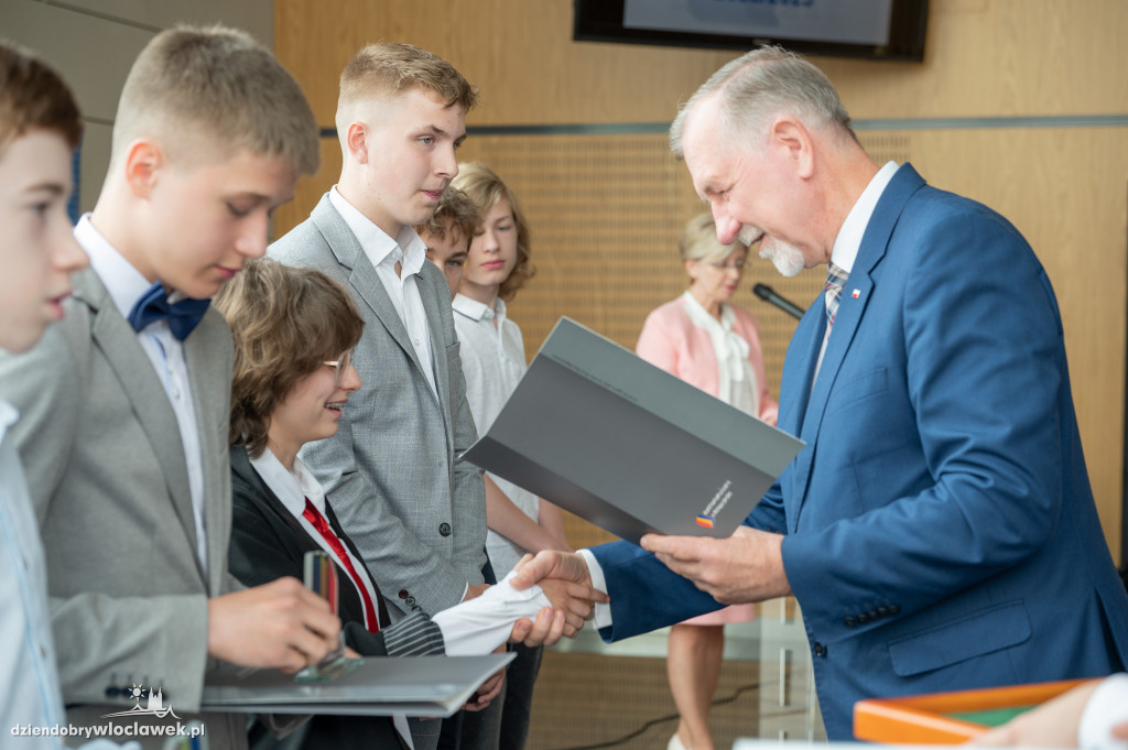 Kurator oświaty nagrodził laureatów konkursów przedmiotowych