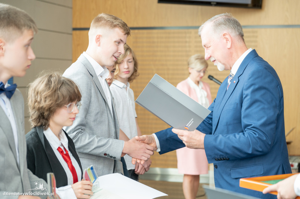 Kurator oświaty nagrodził laureatów konkursów przedmiotowych