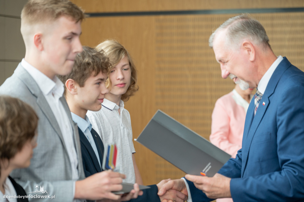 Kurator oświaty nagrodził laureatów konkursów przedmiotowych