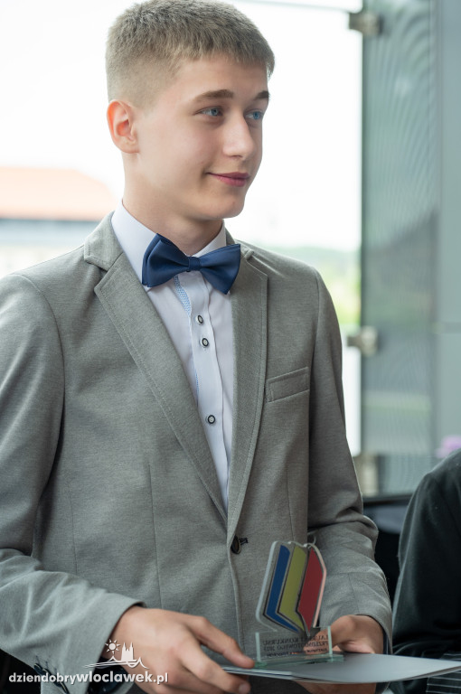 Kurator oświaty nagrodził laureatów konkursów przedmiotowych
