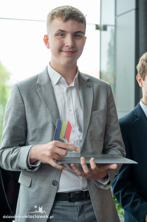Kurator oświaty nagrodził laureatów konkursów przedmiotowych