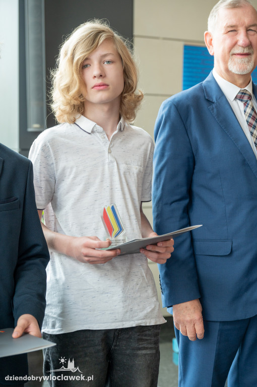 Kurator oświaty nagrodził laureatów konkursów przedmiotowych