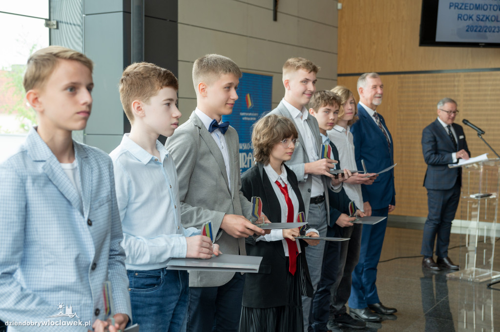 Kurator oświaty nagrodził laureatów konkursów przedmiotowych