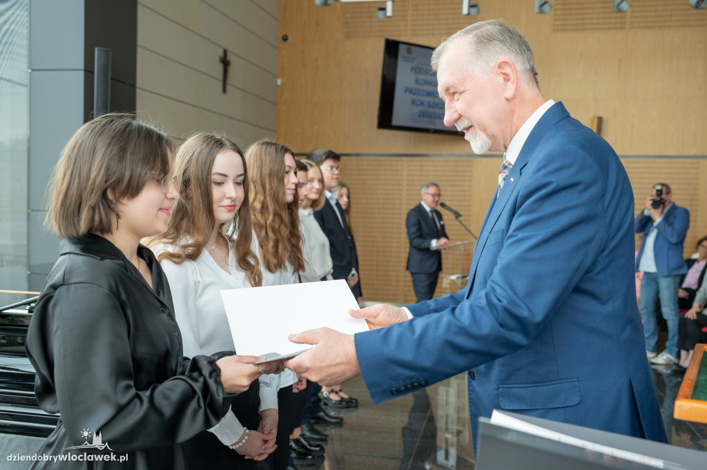 Kurator oświaty nagrodził laureatów konkursów przedmiotowych