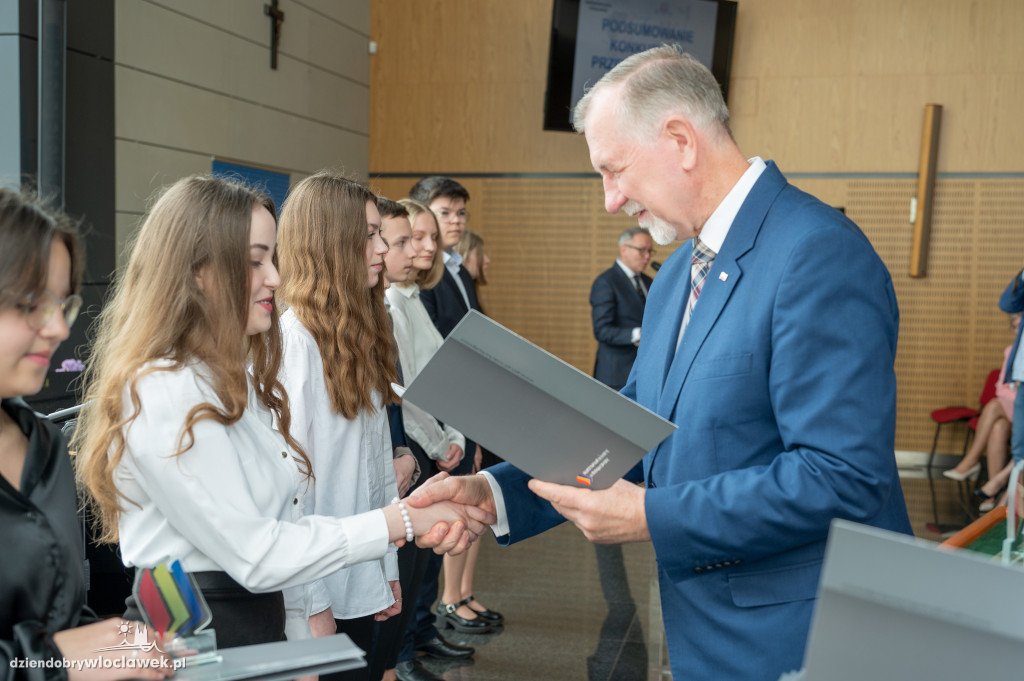 Kurator oświaty nagrodził laureatów konkursów przedmiotowych