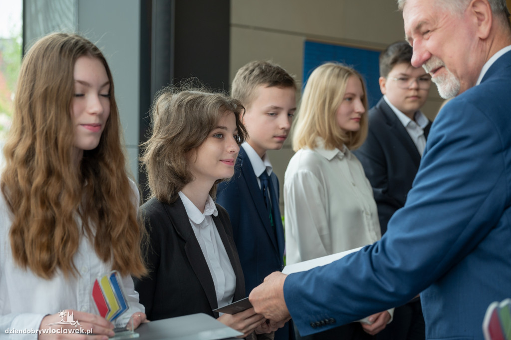 Kurator oświaty nagrodził laureatów konkursów przedmiotowych