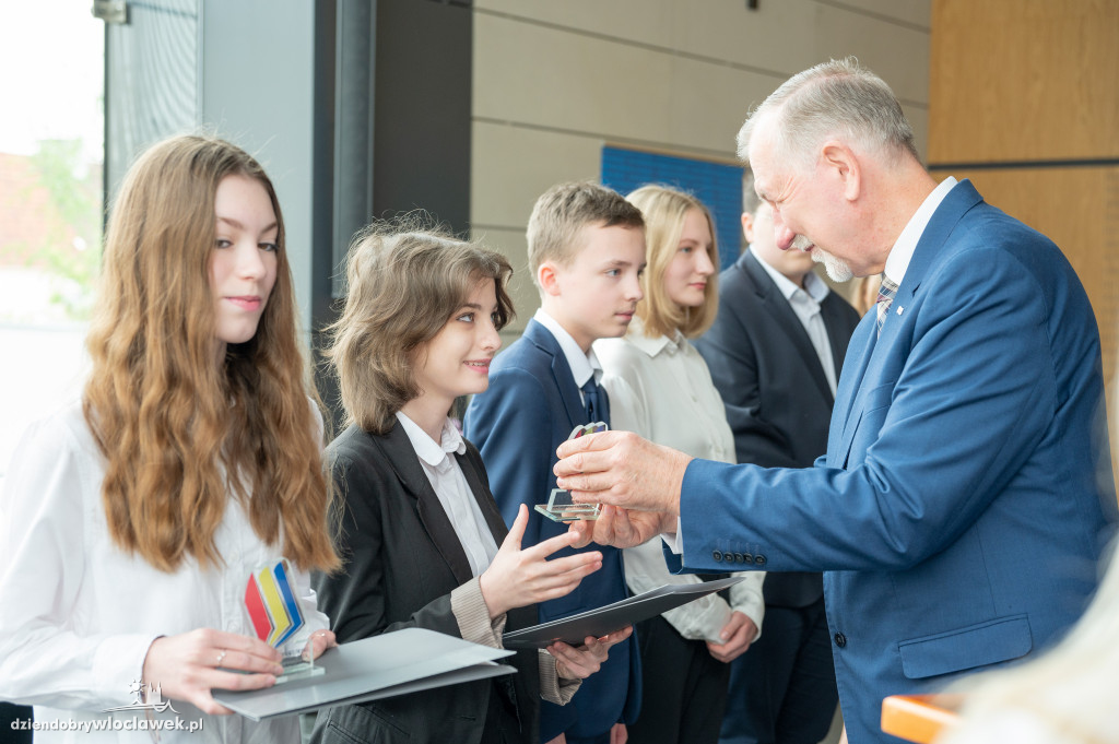 Kurator oświaty nagrodził laureatów konkursów przedmiotowych