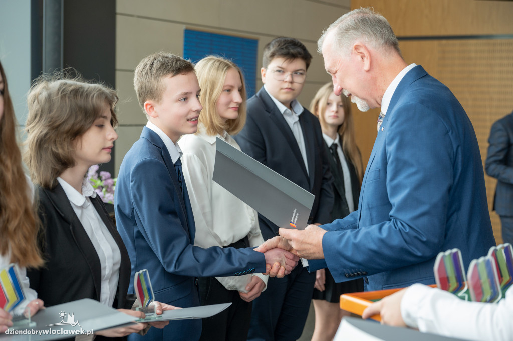 Kurator oświaty nagrodził laureatów konkursów przedmiotowych