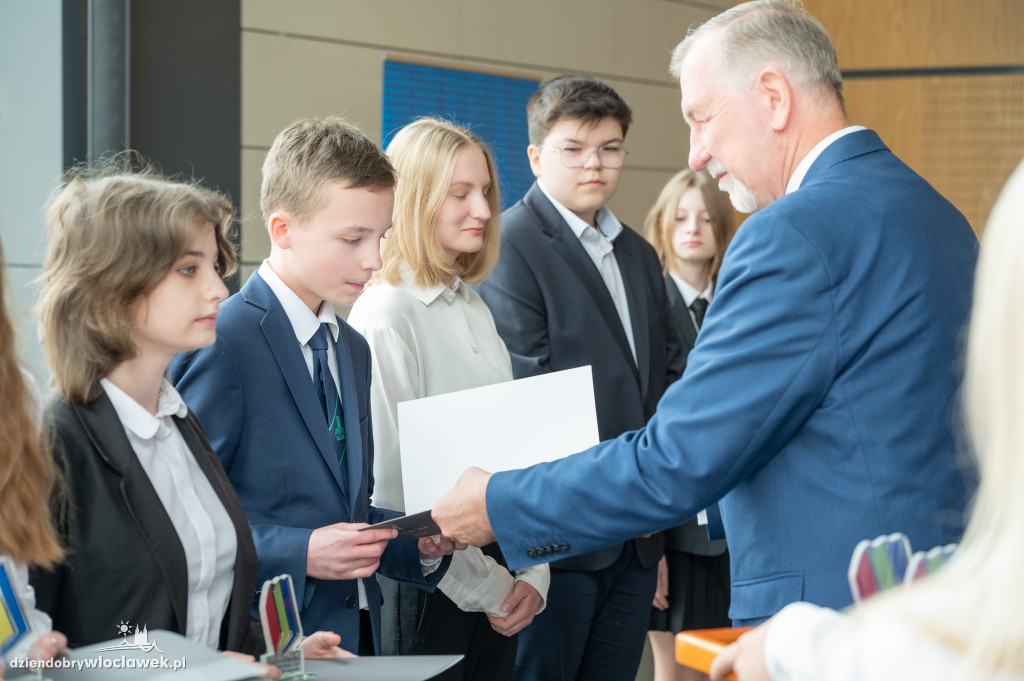 Kurator oświaty nagrodził laureatów konkursów przedmiotowych