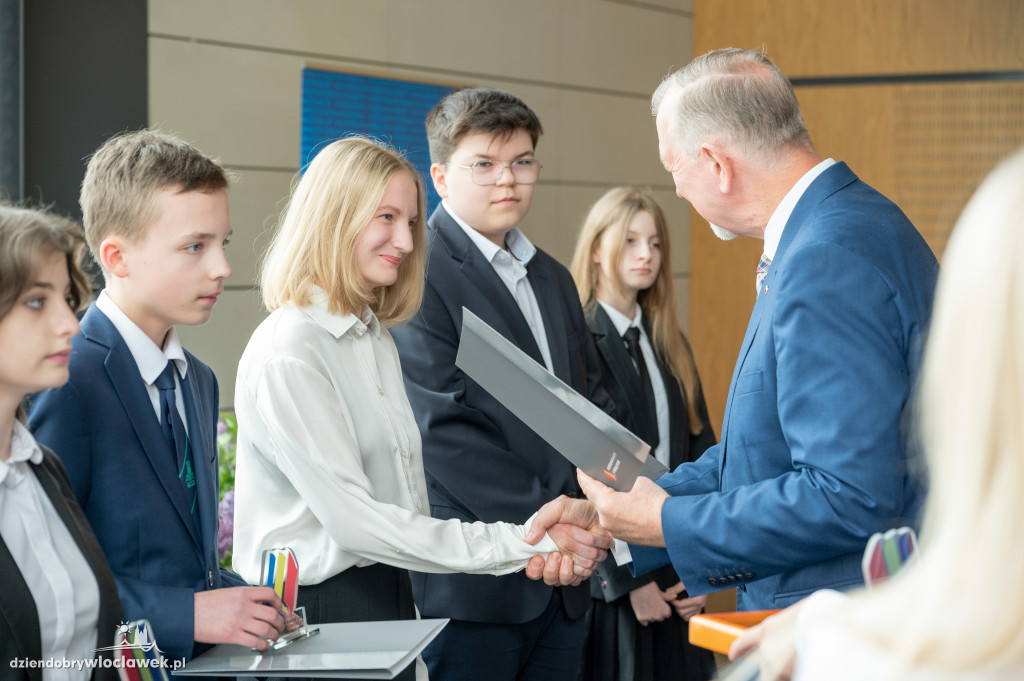 Kurator oświaty nagrodził laureatów konkursów przedmiotowych
