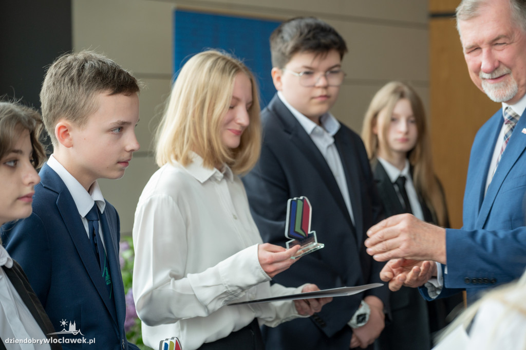 Kurator oświaty nagrodził laureatów konkursów przedmiotowych