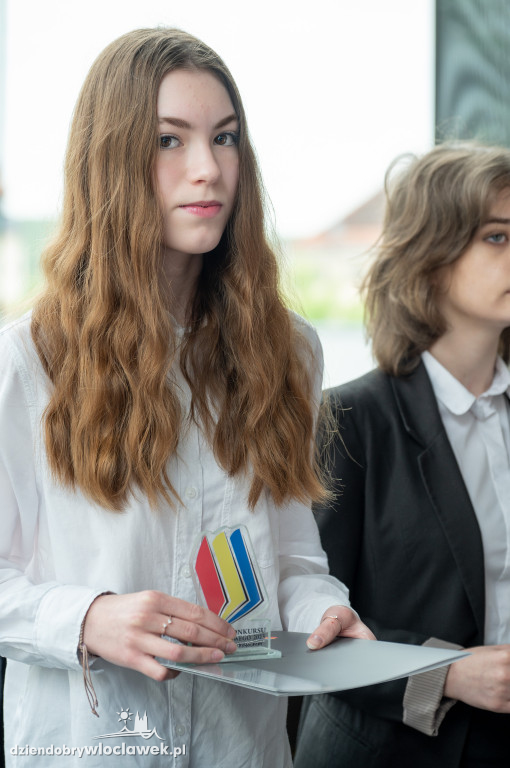 Kurator oświaty nagrodził laureatów konkursów przedmiotowych