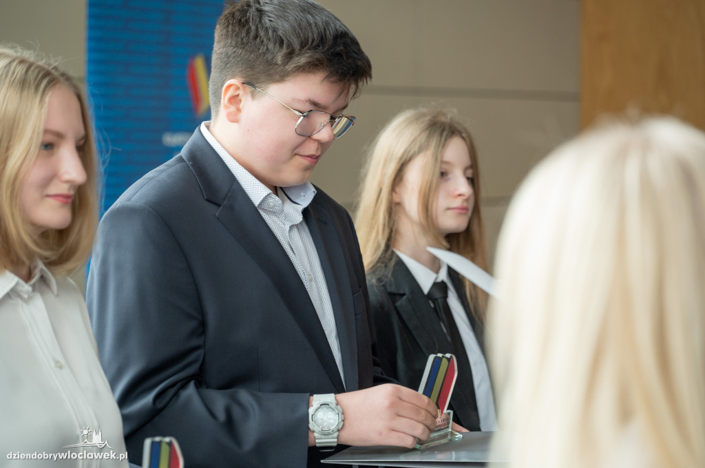 Kurator oświaty nagrodził laureatów konkursów przedmiotowych