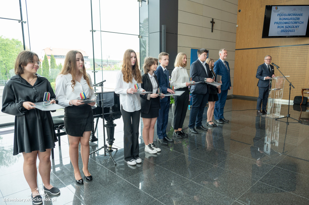 Kurator oświaty nagrodził laureatów konkursów przedmiotowych
