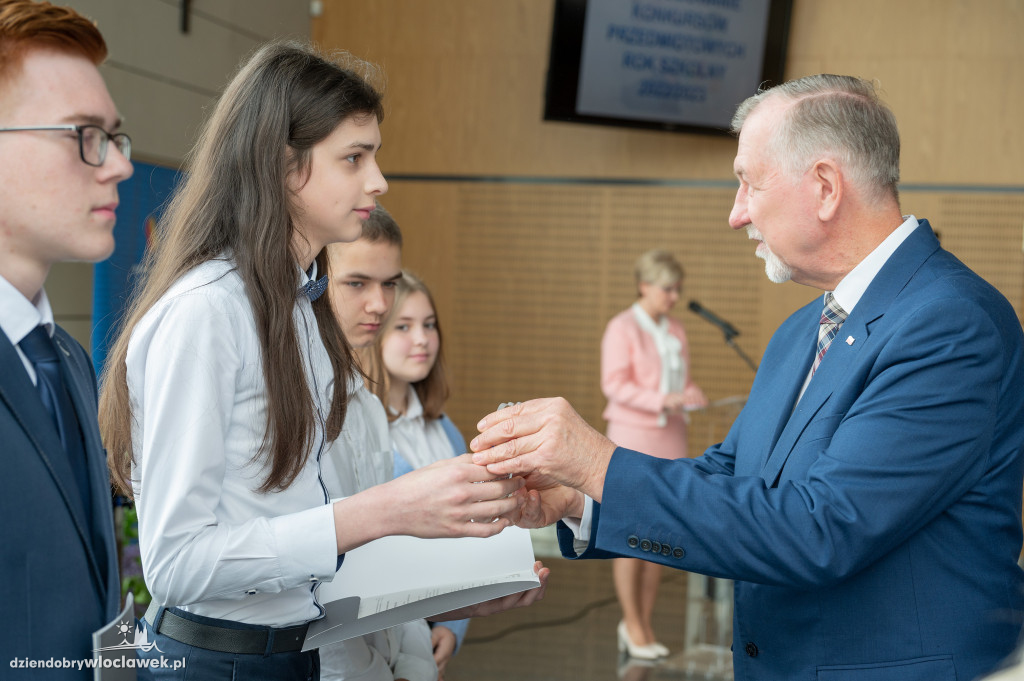 Kurator oświaty nagrodził laureatów konkursów przedmiotowych