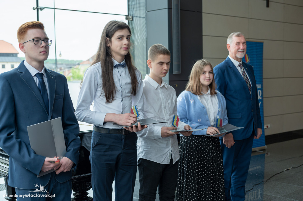 Kurator oświaty nagrodził laureatów konkursów przedmiotowych