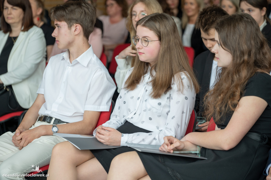 Kurator oświaty nagrodził laureatów konkursów przedmiotowych