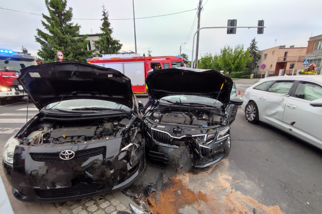 Trzy auta zderzyły się na skrzyżowaniu