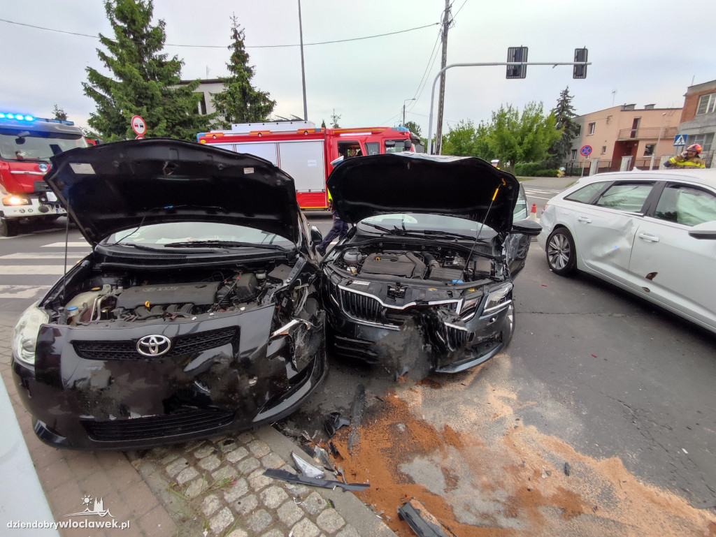 Trzy auta zderzyły się na skrzyżowaniu