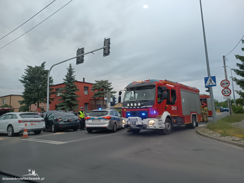 Trzy auta zderzyły się na skrzyżowaniu
