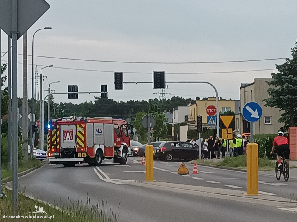 Trzy auta zderzyły się na skrzyżowaniu