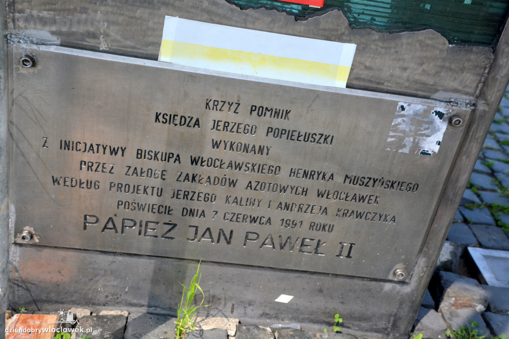Rusztowania wokół krzyża na tamie