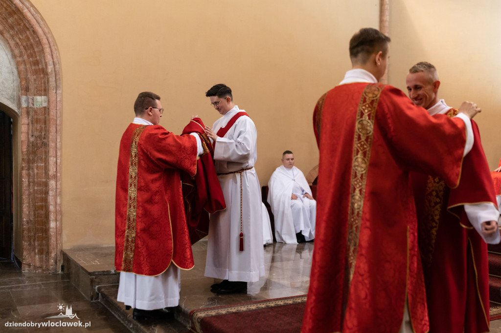 Święcenia diakonów 2023 w katedrze we Włocławku