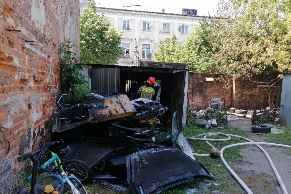 Pożar opon i garażu blaszanego na ul. Cyganka