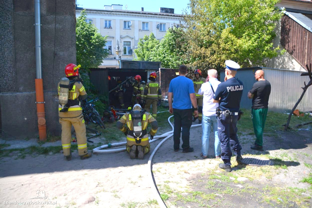 Pożar opon i garażu blaszanego na ul. Cyganka