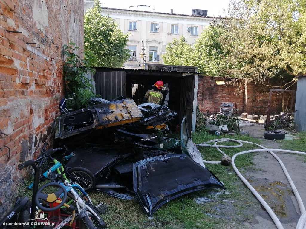 Pożar opon i garażu blaszanego na ul. Cyganka
