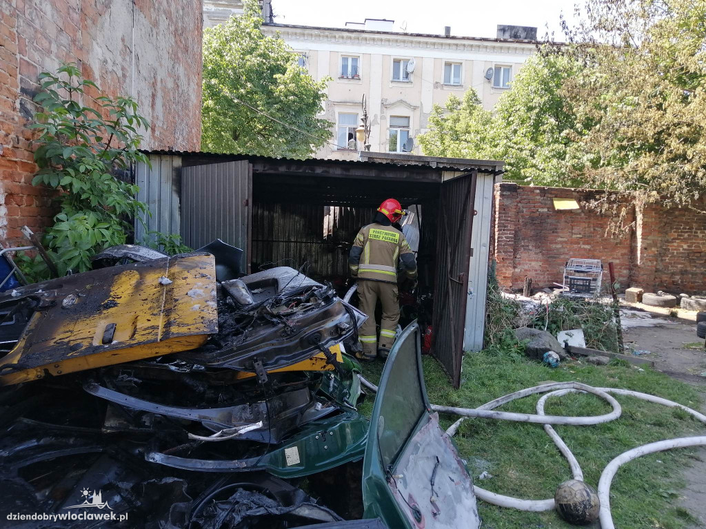 Pożar opon i garażu blaszanego na ul. Cyganka