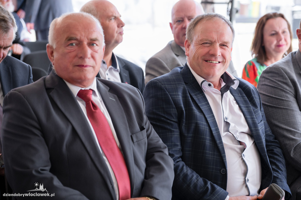 Uroczysta sesja sejmiku w ogrodach przedstawicielstwa